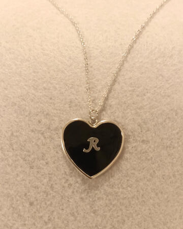 Ciondolo in resina black personalizzato con collana color argento